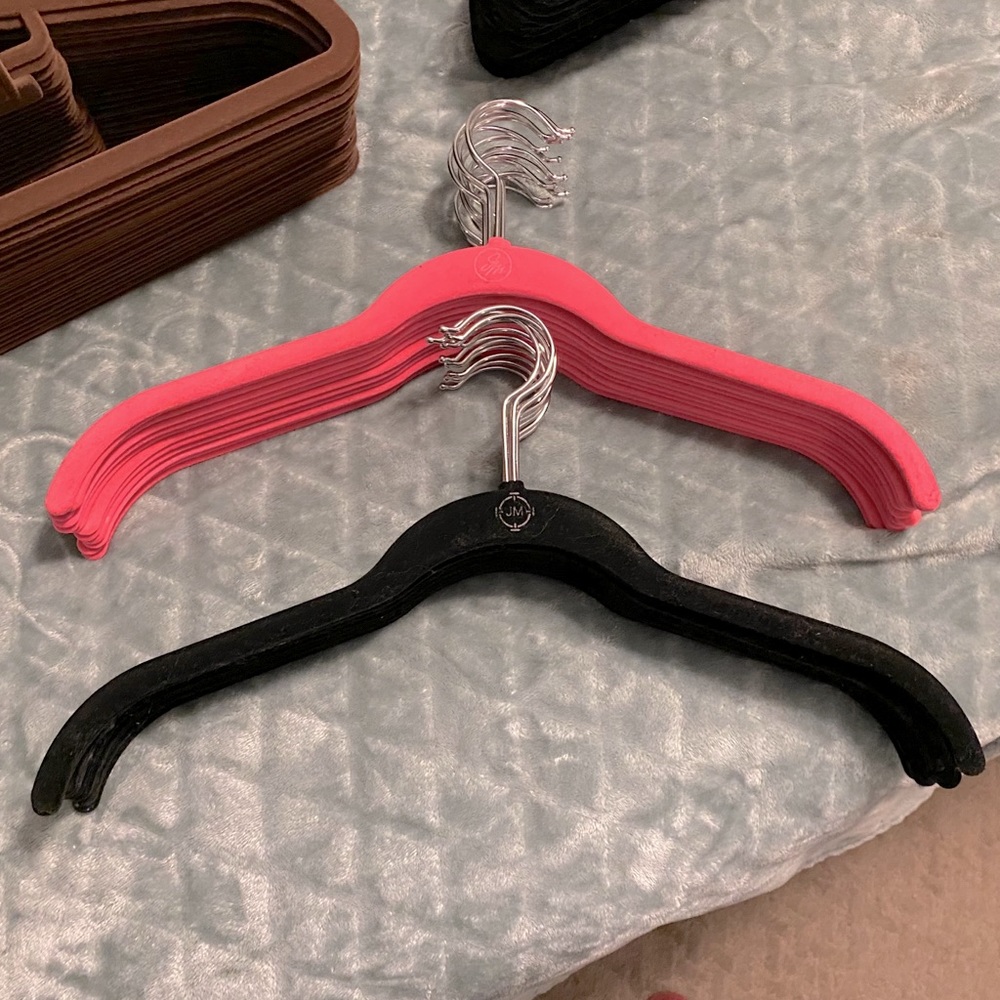 12 Pink, 12 Black Velvet Hangers